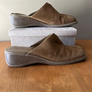 VILLAGER Tan April Suede Mules Women’s 9.5 Pre-owned  Very Good Condition